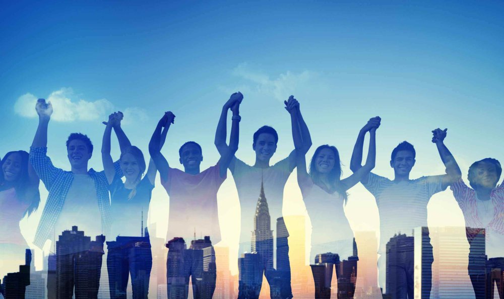 Очередь из людей на белом фоне удаляющаяся