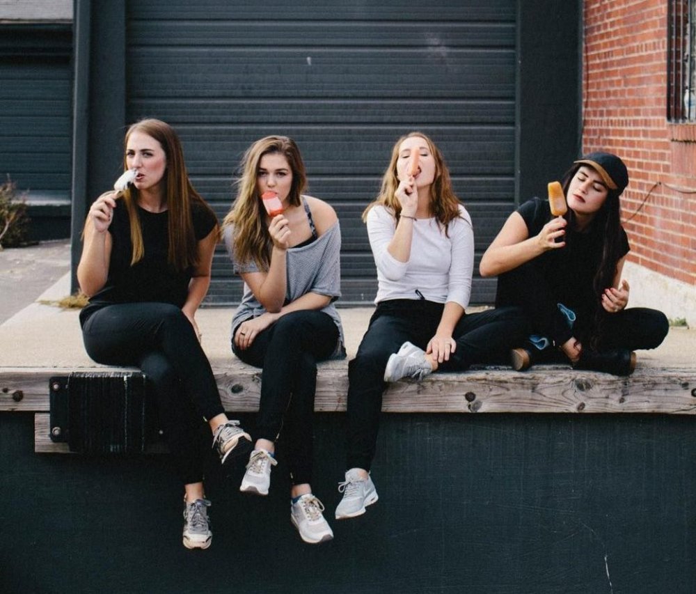 Молодежь в телефонах