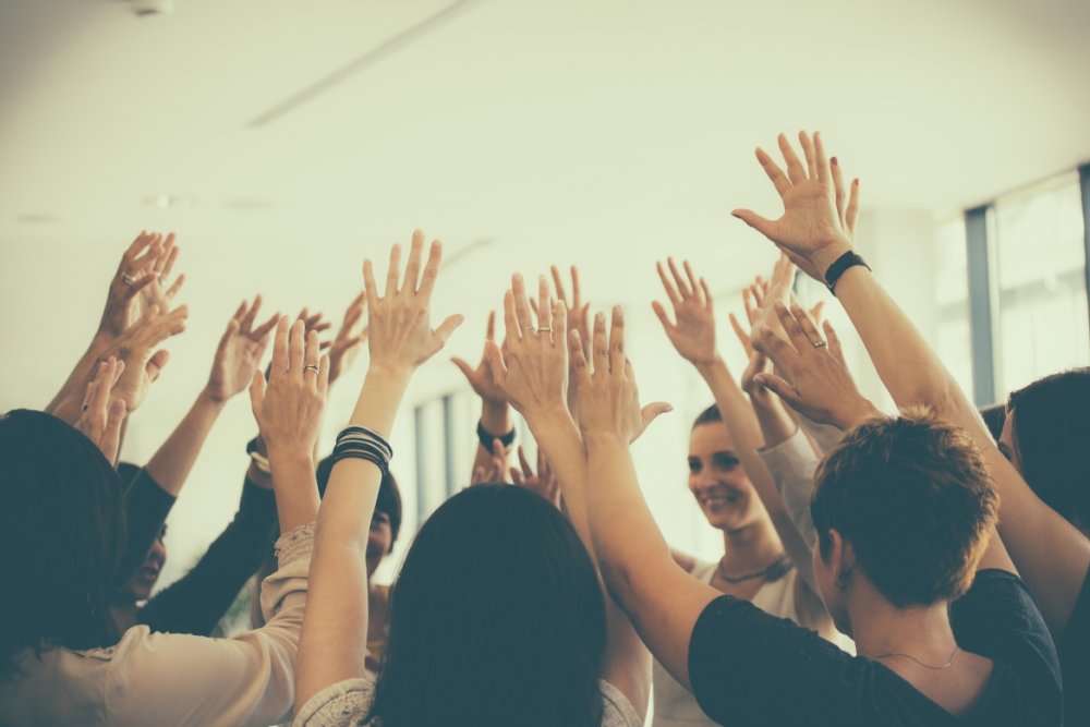 Радостные люди на пляже