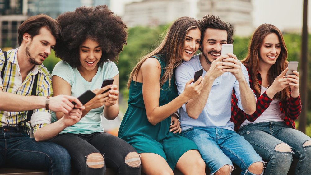 Много людей