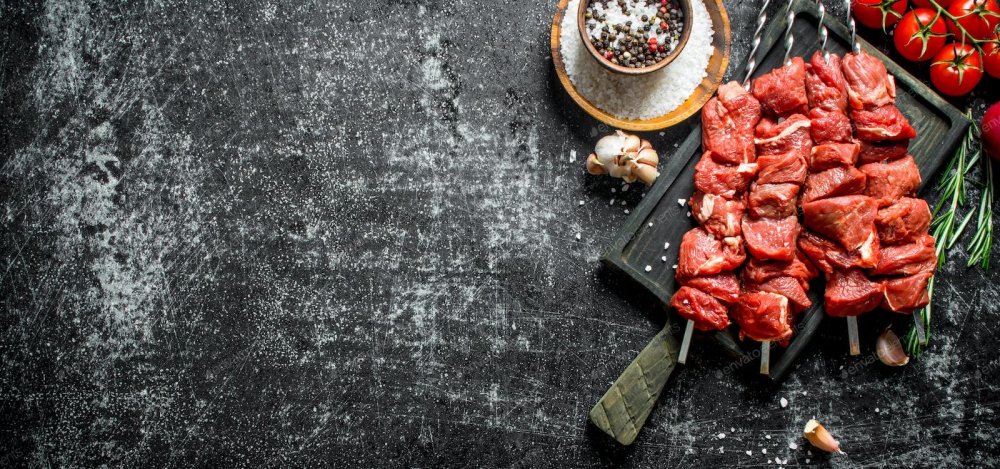 Сырой шашлык на черном фоне