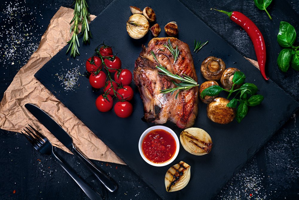 Еда на темном фоне