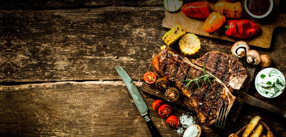 Блюда на деревянном фоне