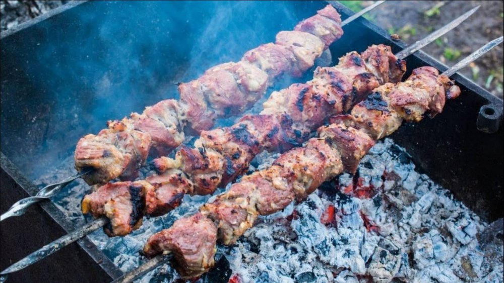 Шашлык на тарелке вид сверху