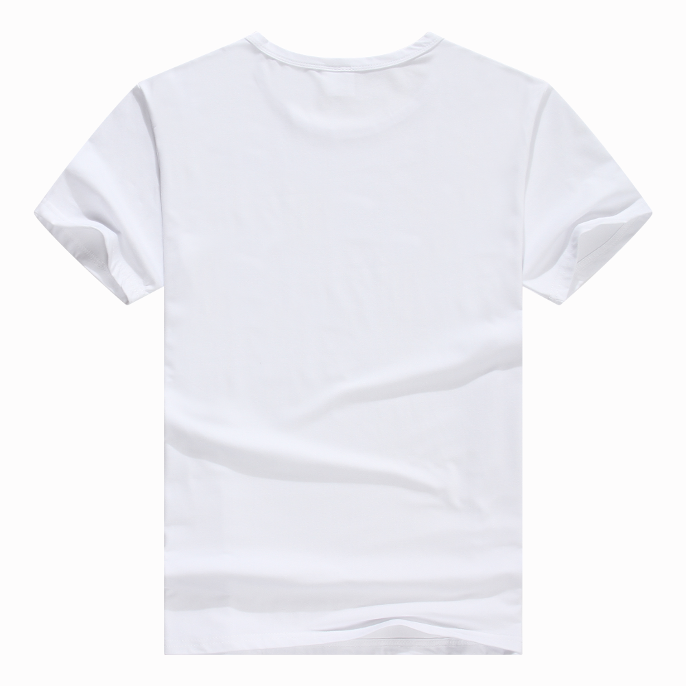 Человек в белой футболке