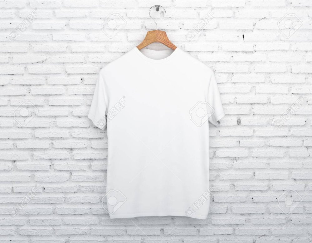 Бндаяфутболка на вешалке