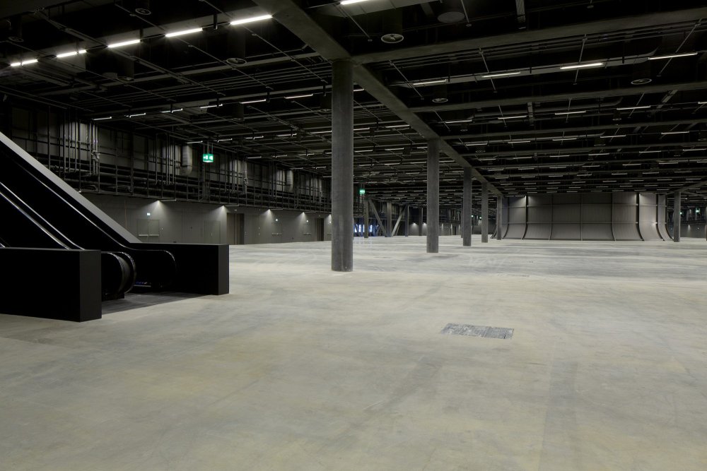 Пустой ангар