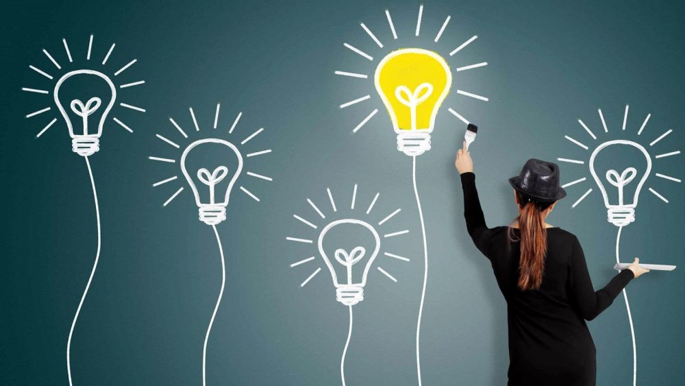 Мужчина в костюме в темноте