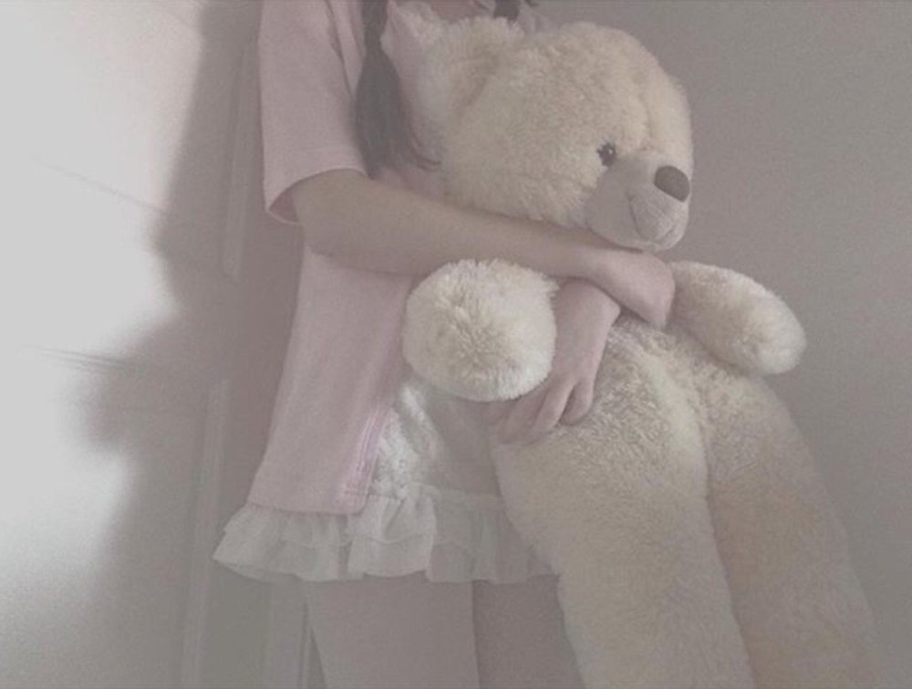 Плюшевый мишка валяется на дороге