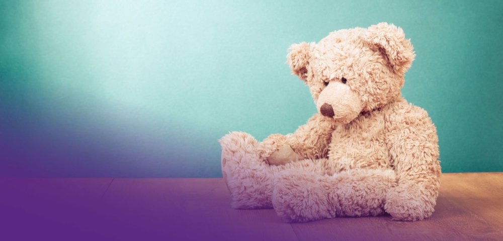 Плюшевый мишка на скамейке