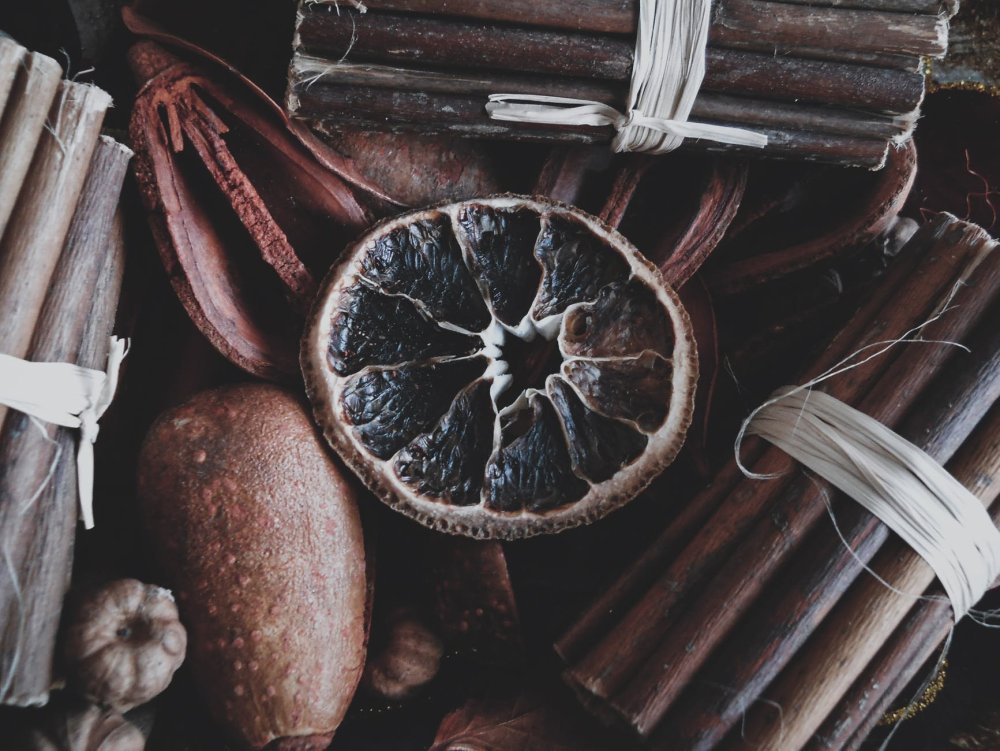 Коричневые цветы в природе