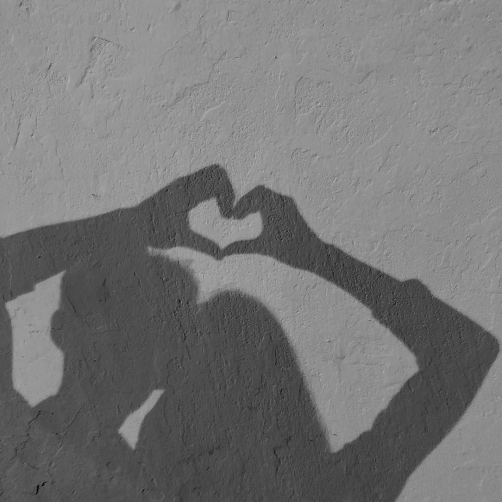 Тень парня и девушки