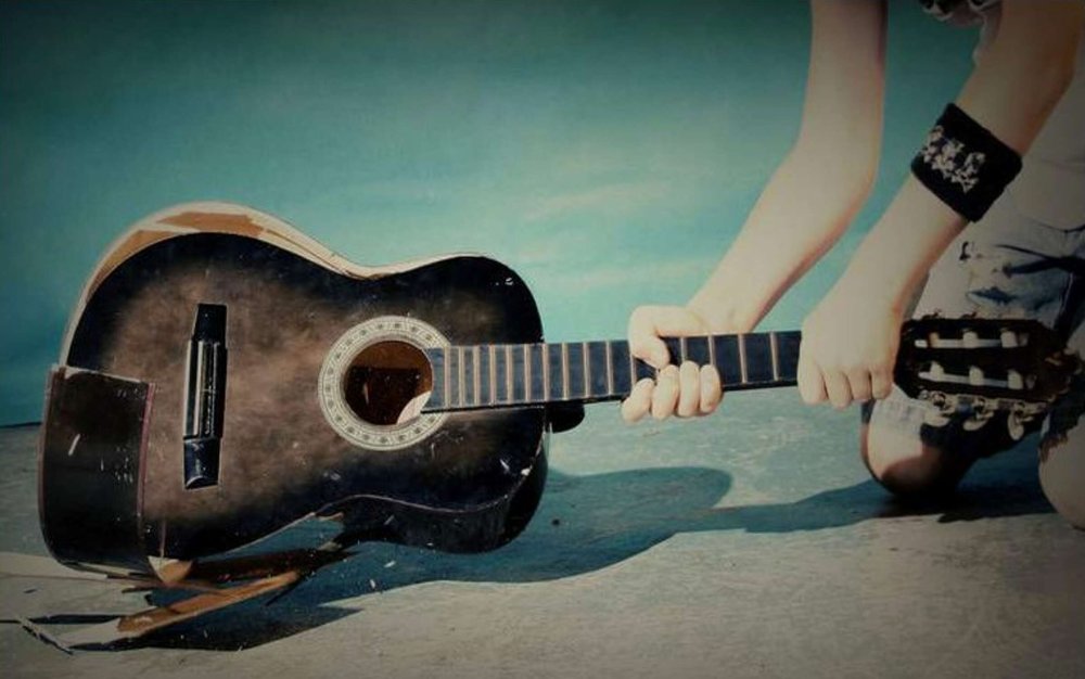 Разбивает гитару