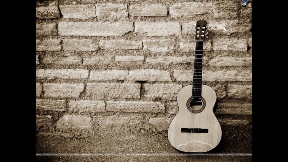 Гитара на фоне стены