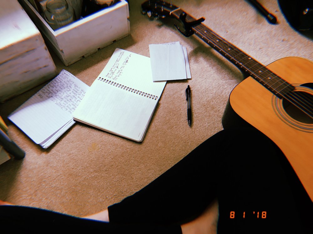 Электрогитара на черном фоне