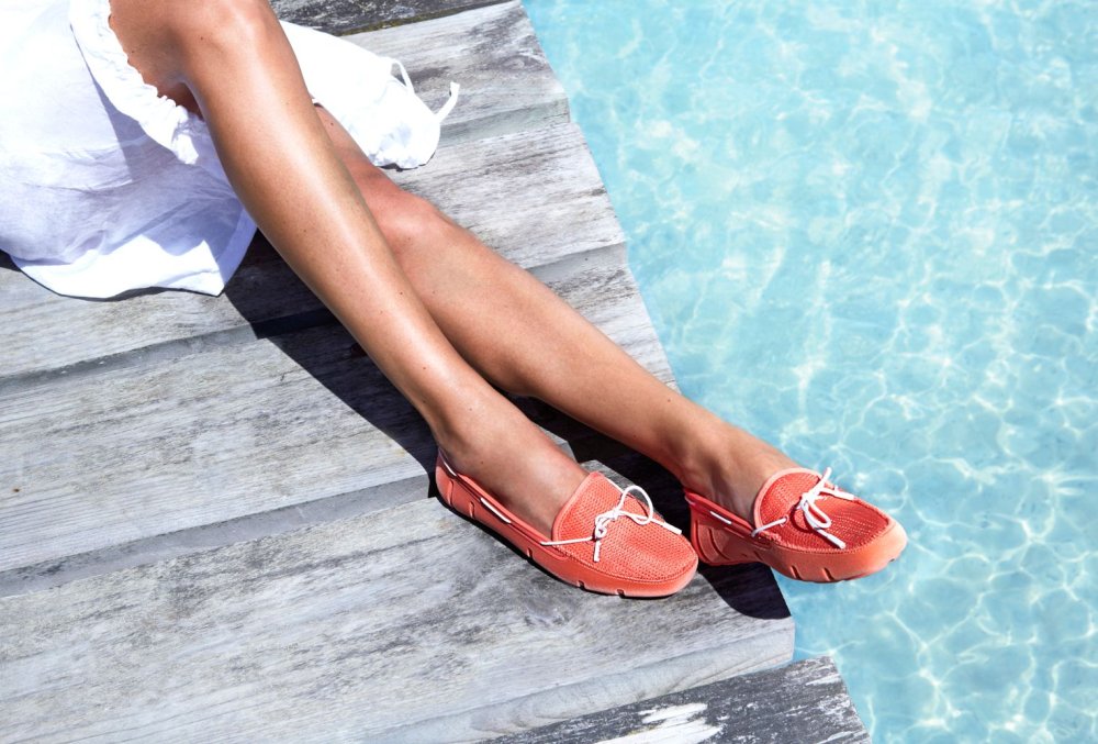 Девушка в мокасинах