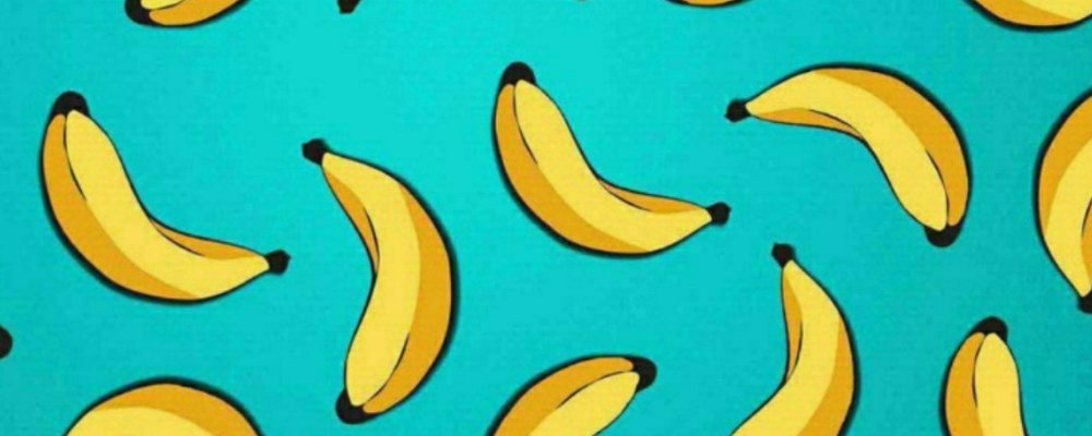 Персик на черном фоне