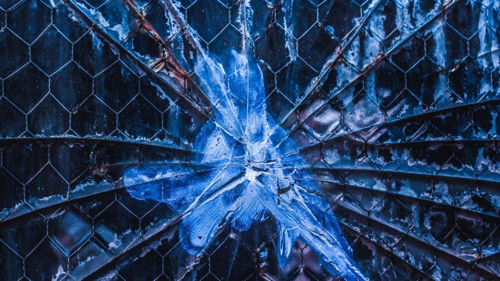 Трещина на темном стекле