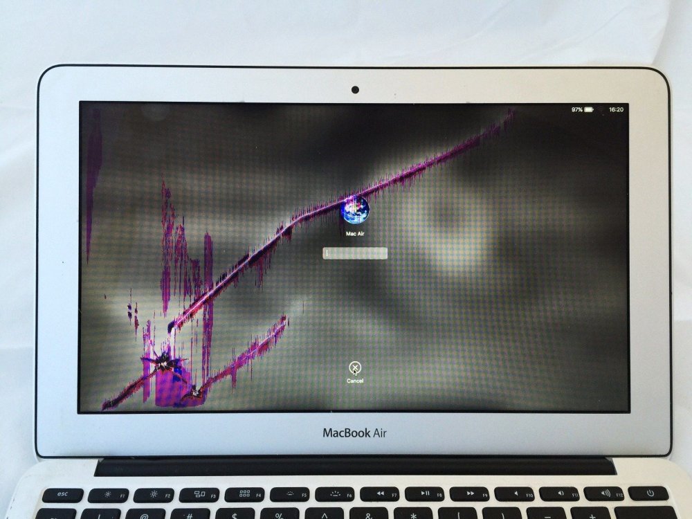 Трещина на зелёном фоне