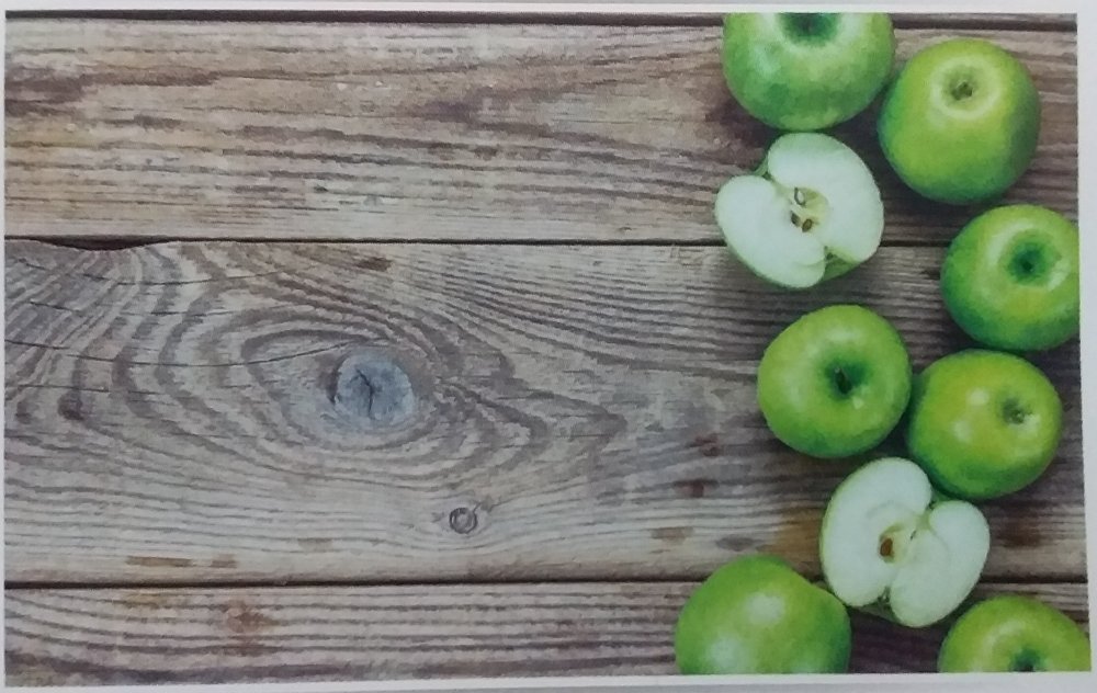 Зеленое яблоко на черном фоне