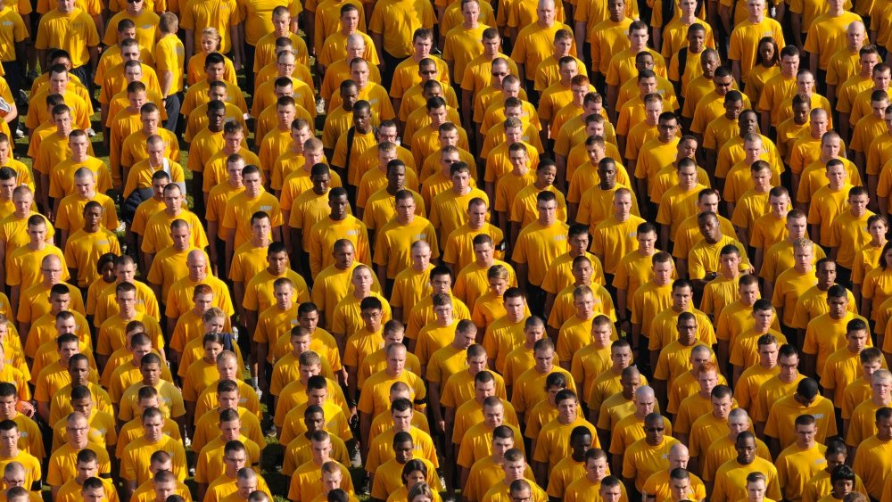 Толпа людей на белом фоне