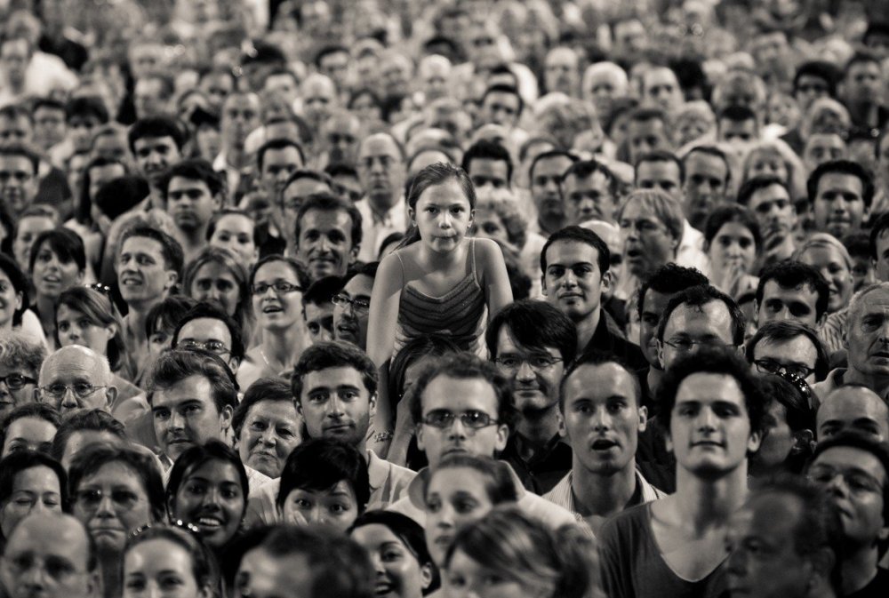 Много людей на белом фоне