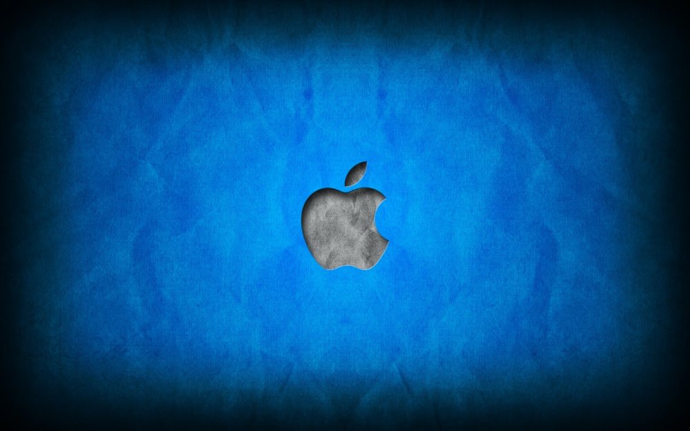 Яблоко на синем фоне