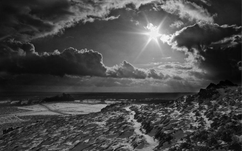 Женщина в шляпе на природе