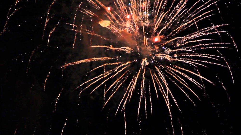 Девушка на фоне салюта