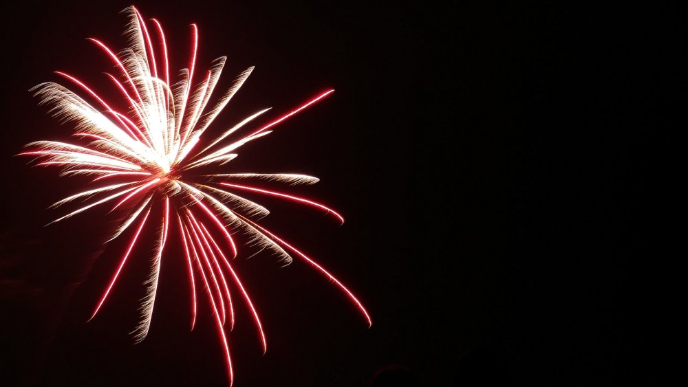 Салют на черном фоне