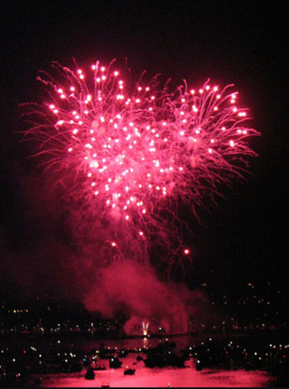 Салют на черном фоне