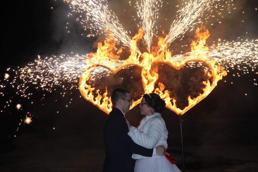 Фейерверк на темном фоне