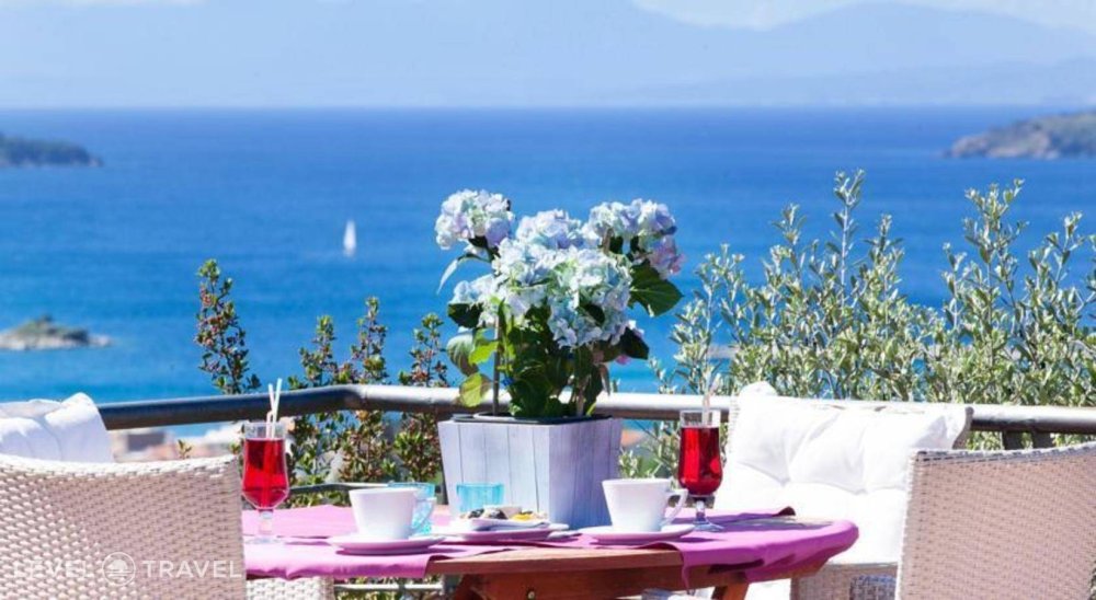 Столик с видом на море