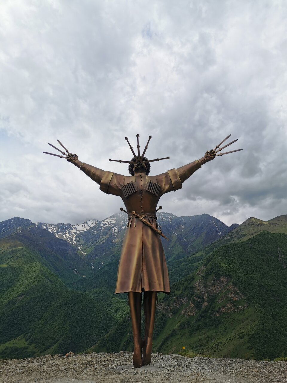 Осетинский танец с кинжалами