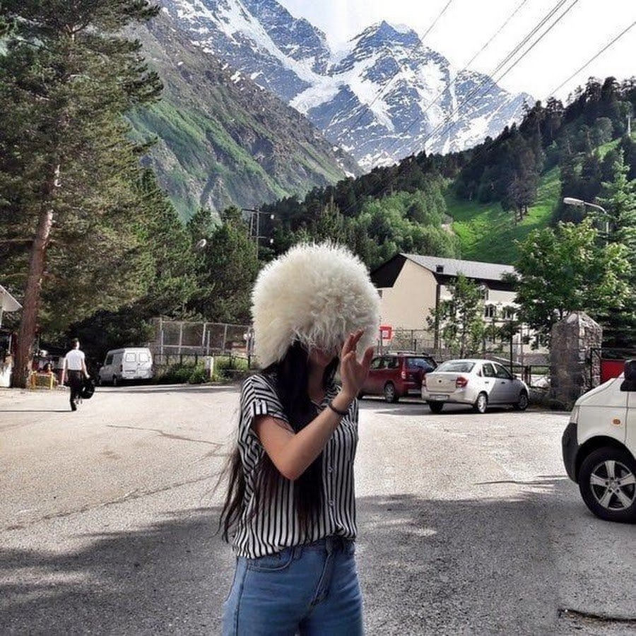 Красивая девушка в папахе