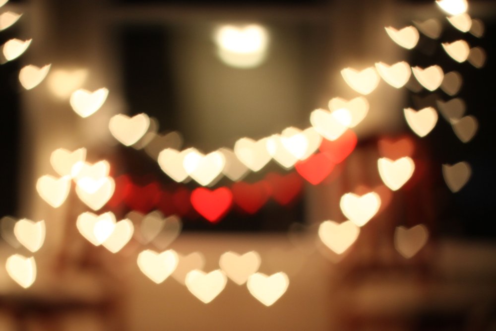 Белое сердечко на черном фоне