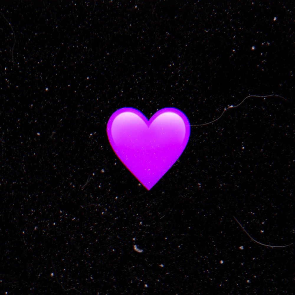 Красное сердечко на черном фоне