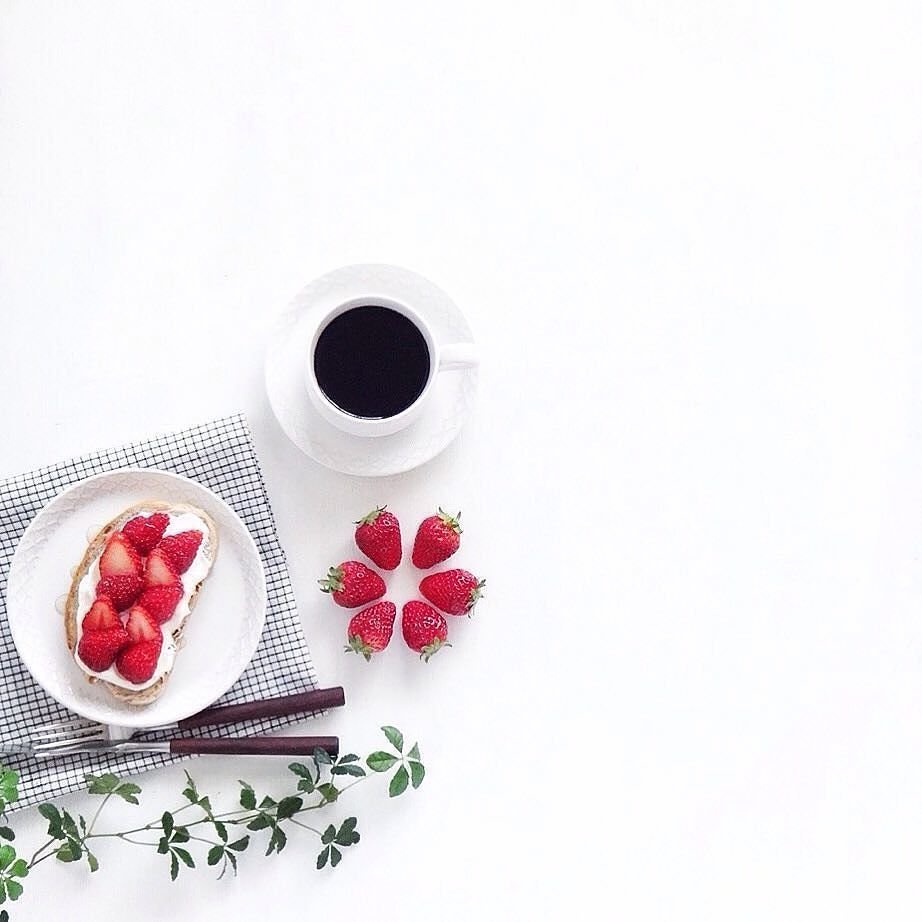 Кофе акварелью на белом фоне