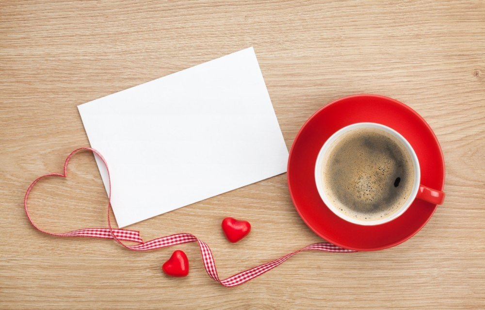 Чашка на столе вид сверху