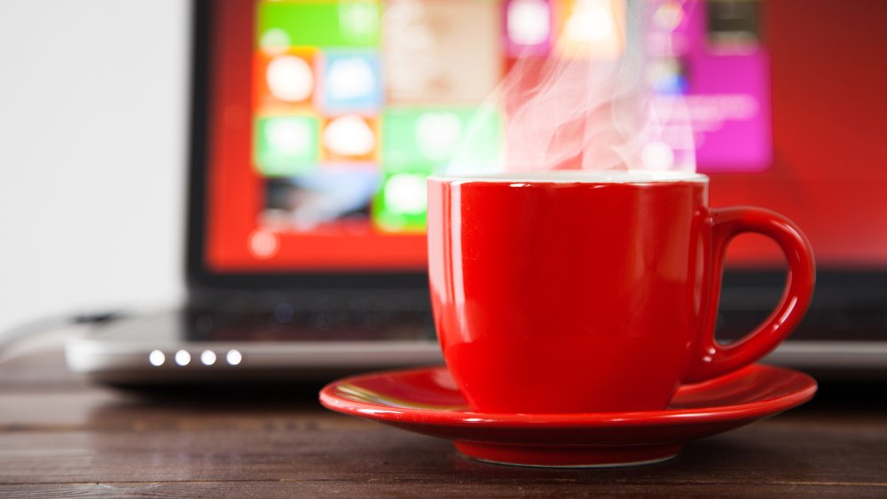 Красная чашка в горошек