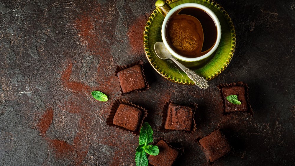 Чашка кофе на белом столе