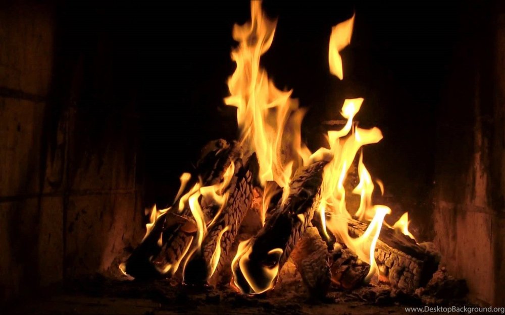 Новогодний красивый камин угли тлеют