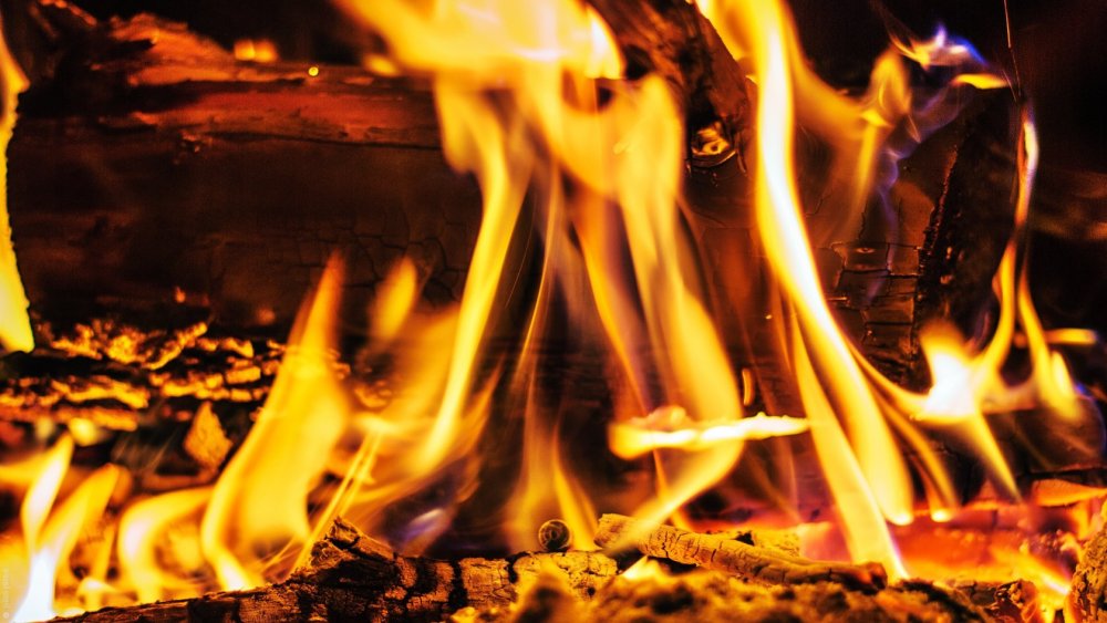 Тлеющие угли в камине
