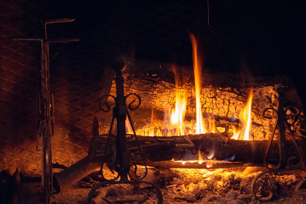 Дрова кирпичи огонь