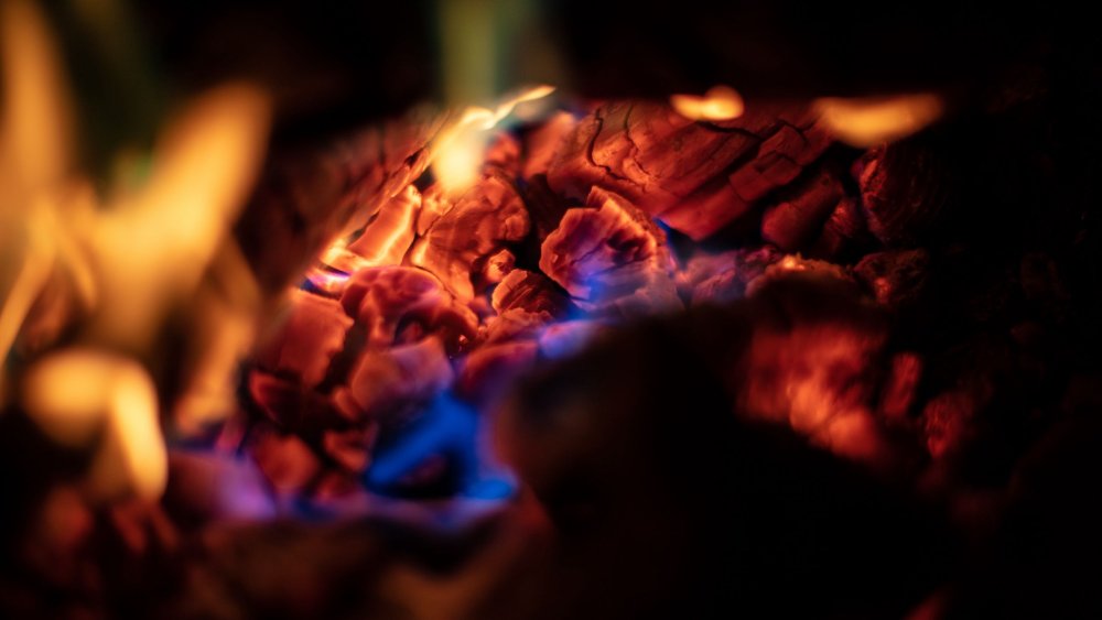 Живой горящий камин