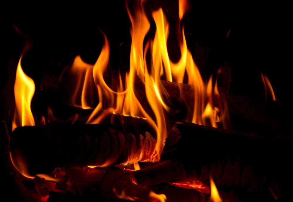 Огонь в белом камине