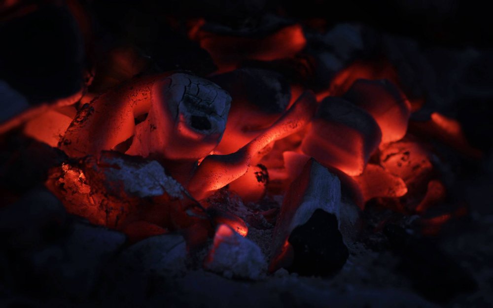 Живой горящий камин