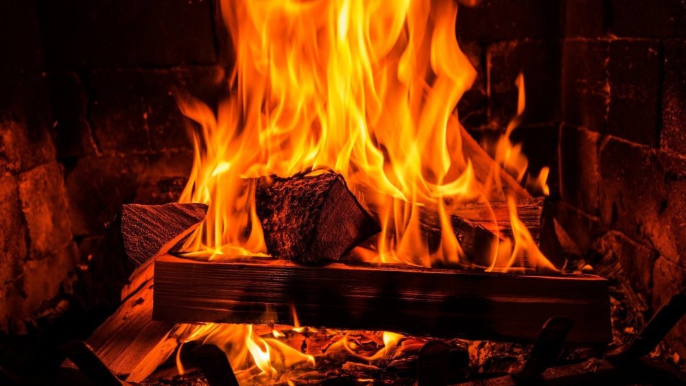 Камин на дровах