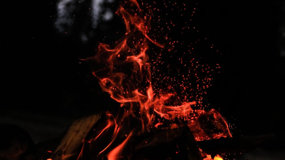 Уютный огонь в камине