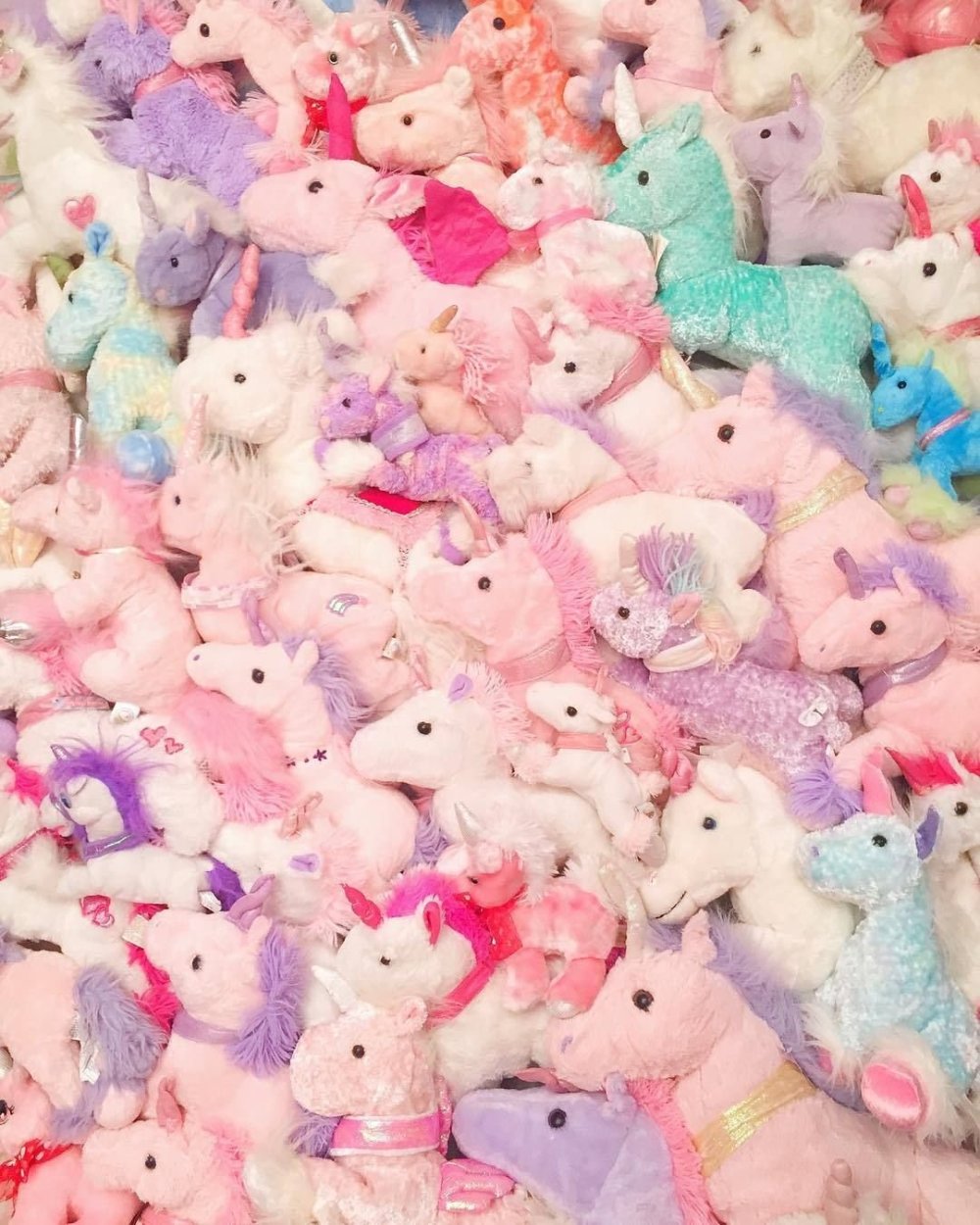 Единорожки игрушки много.